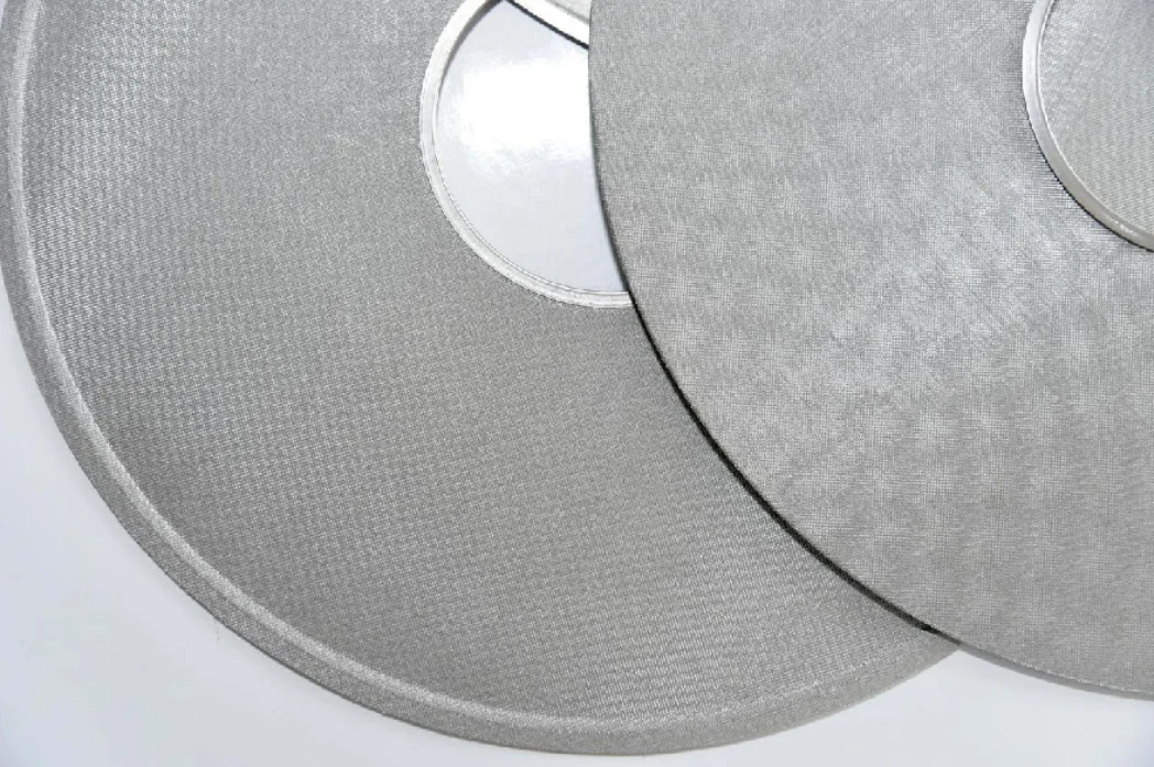 Annular metal filter discs with central openings